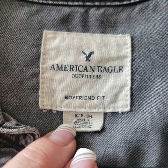 American Eagle Boyfriend Fit Distressed Black Denim Shirt sz S - Like New - Picture 3 of 7